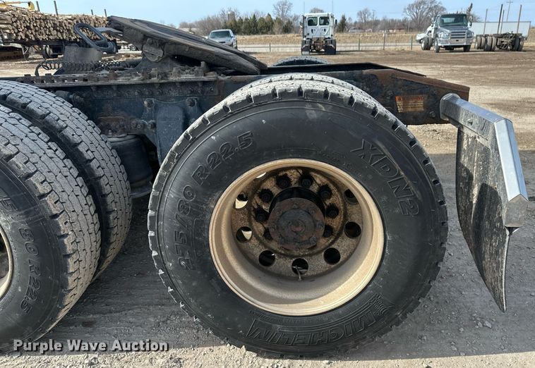 image for item DV0652 2011 Freightliner  Cascadia semi truck