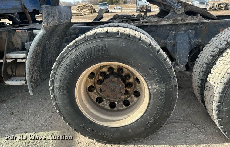 image for item DV0652 2011 Freightliner  Cascadia semi truck