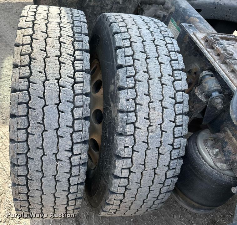 image for item DV0652 2011 Freightliner  Cascadia semi truck