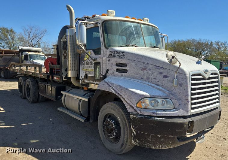 image for item DV1329 2006 Mack CNX613 rollback truck