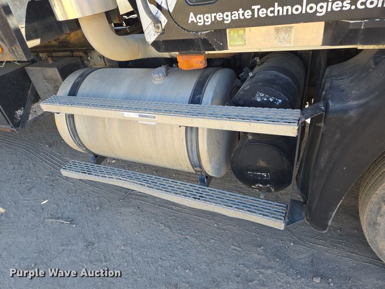 image for item DV1329 2006 Mack CNX613 rollback truck