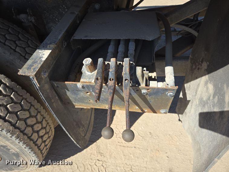 image for item DV1329 2006 Mack CNX613 rollback truck