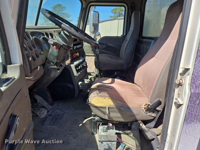 image for item DV1329 2006 Mack CNX613 rollback truck