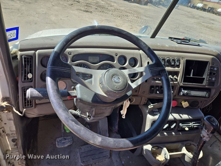 image for item DV1329 2006 Mack CNX613 rollback truck