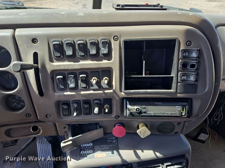 image for item DV1329 2006 Mack CNX613 rollback truck