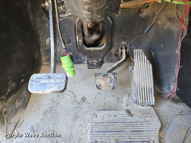 image for item DV1329 2006 Mack CNX613 rollback truck