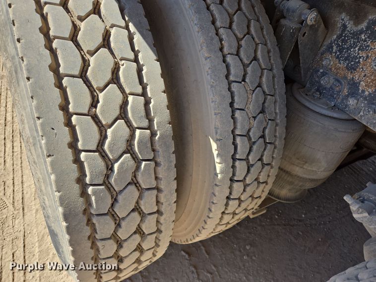 image for item DV1329 2006 Mack CNX613 rollback truck