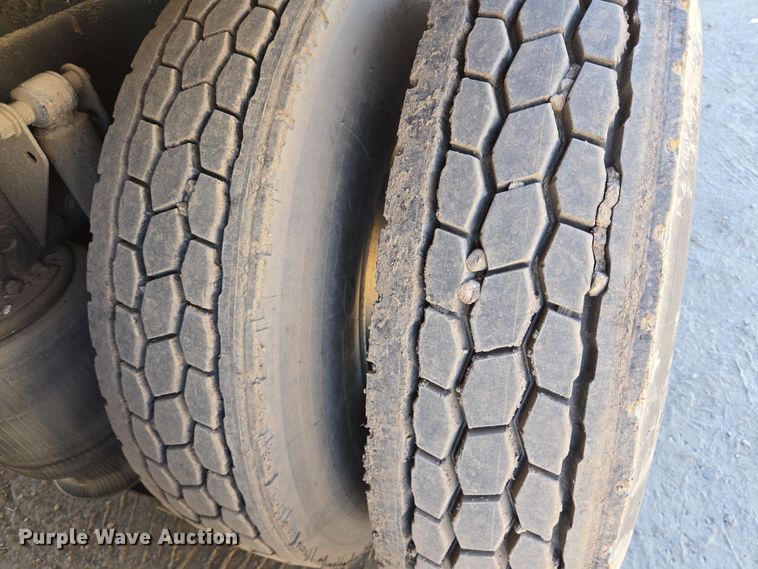 image for item DV1329 2006 Mack CNX613 rollback truck