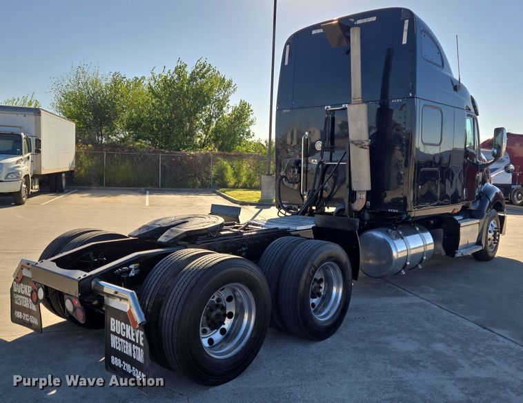 image for item DV1370 2009 Peterbilt 387 semi truck