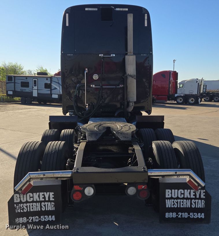 image for item DV1370 2009 Peterbilt 387 semi truck