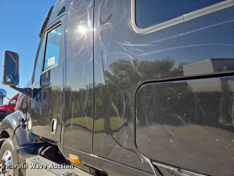 image for item DV1370 2009 Peterbilt 387 semi truck