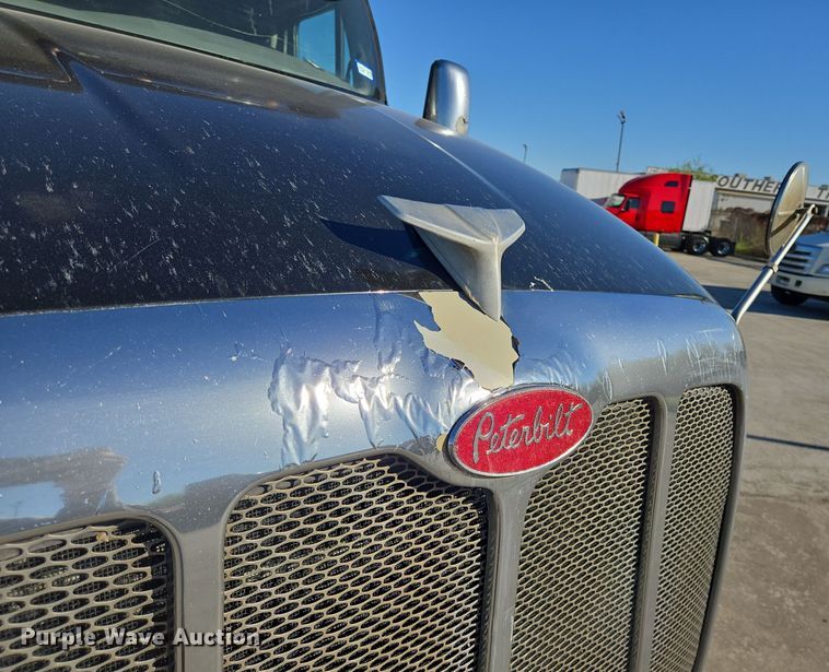 image for item DV1370 2009 Peterbilt 387 semi truck