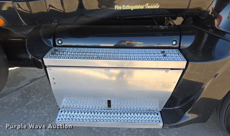 image for item DV1370 2009 Peterbilt 387 semi truck