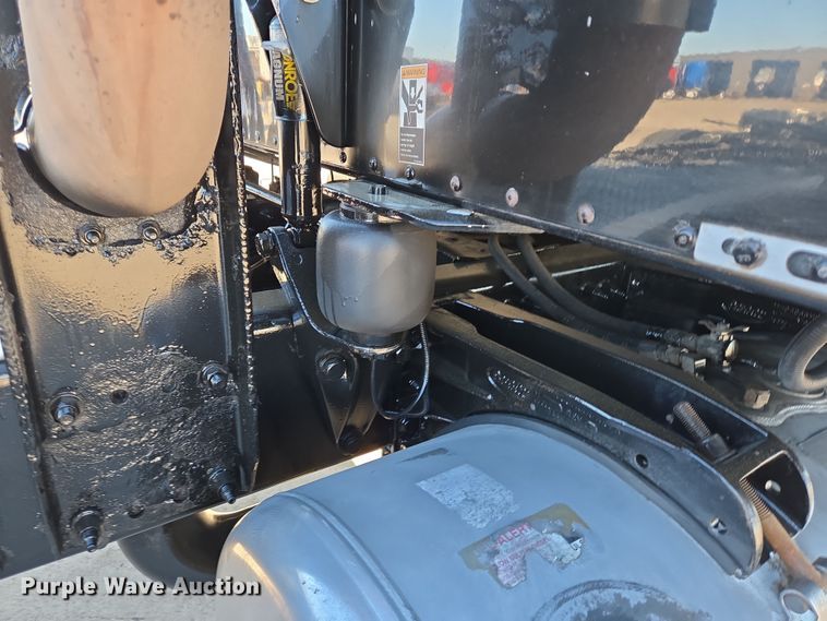 image for item DV1370 2009 Peterbilt 387 semi truck