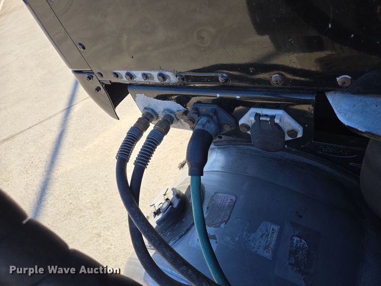 image for item DV1370 2009 Peterbilt 387 semi truck