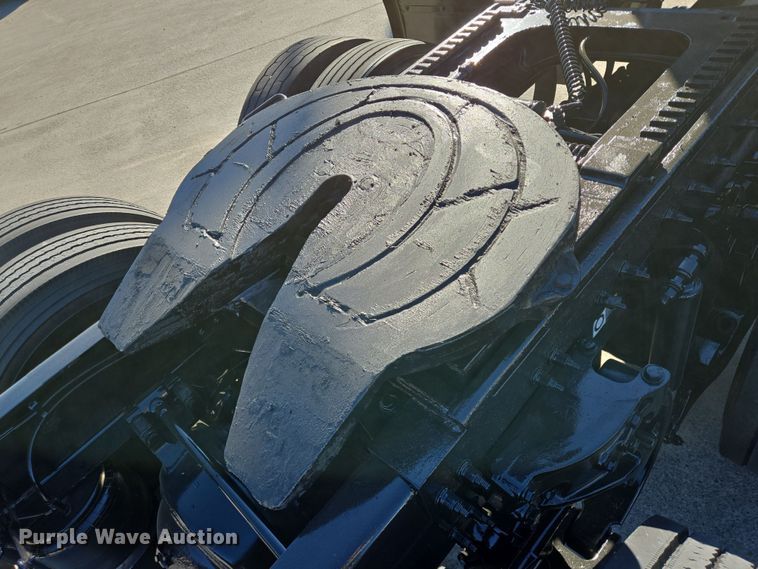 image for item DV1370 2009 Peterbilt 387 semi truck