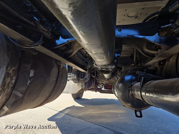 image for item DV1370 2009 Peterbilt 387 semi truck