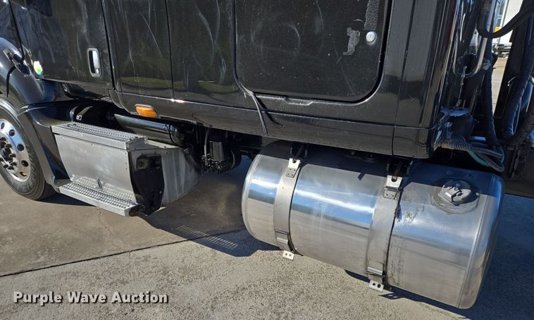 image for item DV1370 2009 Peterbilt 387 semi truck