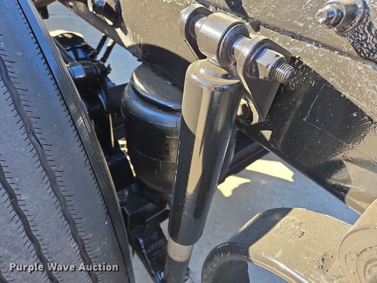 image for item DV1370 2009 Peterbilt 387 semi truck