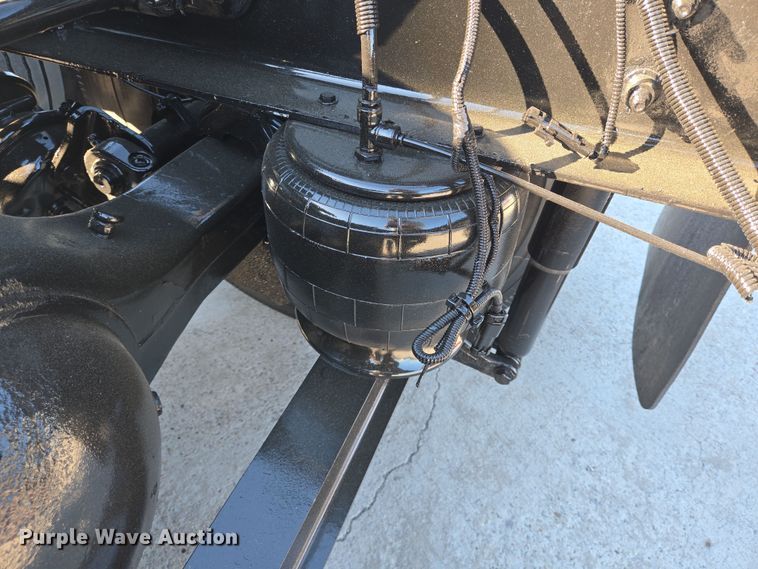 image for item DV1370 2009 Peterbilt 387 semi truck