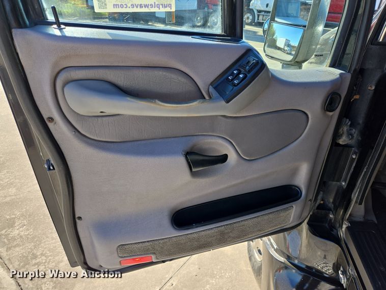 image for item DV1370 2009 Peterbilt 387 semi truck