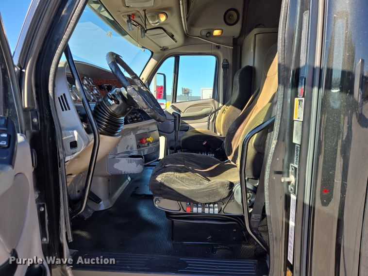 image for item DV1370 2009 Peterbilt 387 semi truck