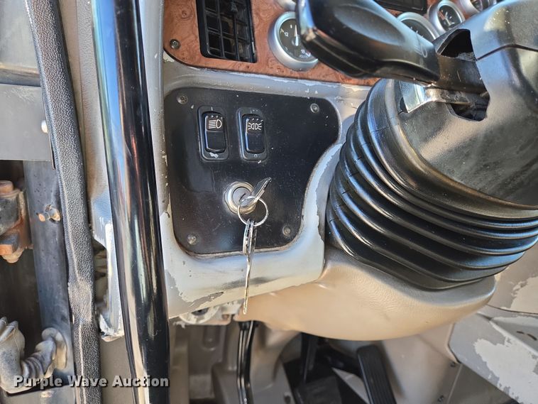 image for item DV1370 2009 Peterbilt 387 semi truck