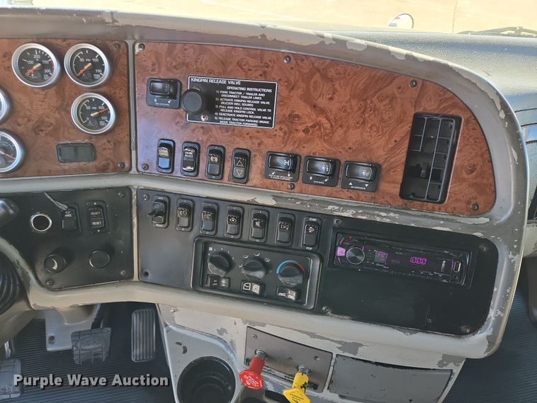 image for item DV1370 2009 Peterbilt 387 semi truck