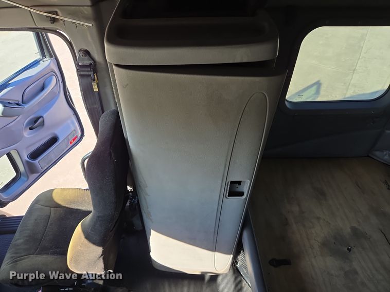 image for item DV1370 2009 Peterbilt 387 semi truck