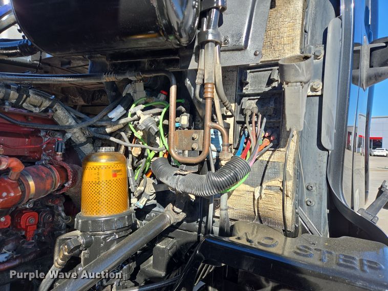 image for item DV1370 2009 Peterbilt 387 semi truck