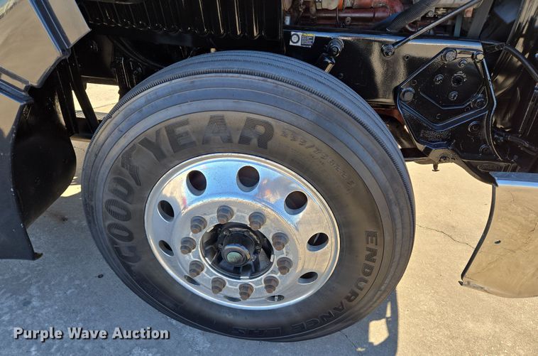 image for item DV1370 2009 Peterbilt 387 semi truck