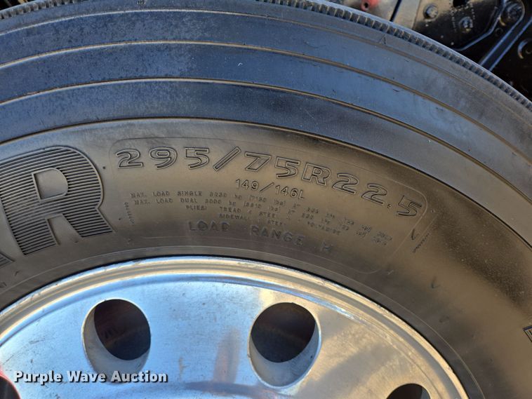 image for item DV1370 2009 Peterbilt 387 semi truck