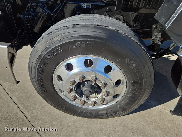 image for item DV1370 2009 Peterbilt 387 semi truck