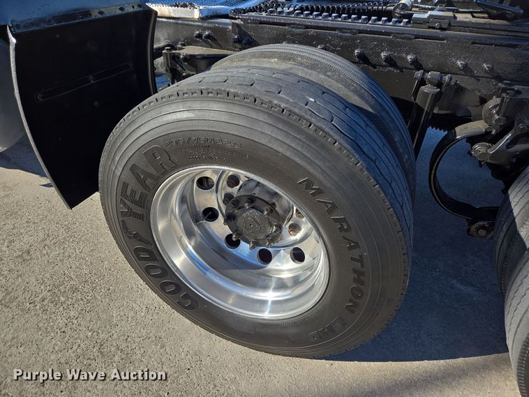 image for item DV1370 2009 Peterbilt 387 semi truck