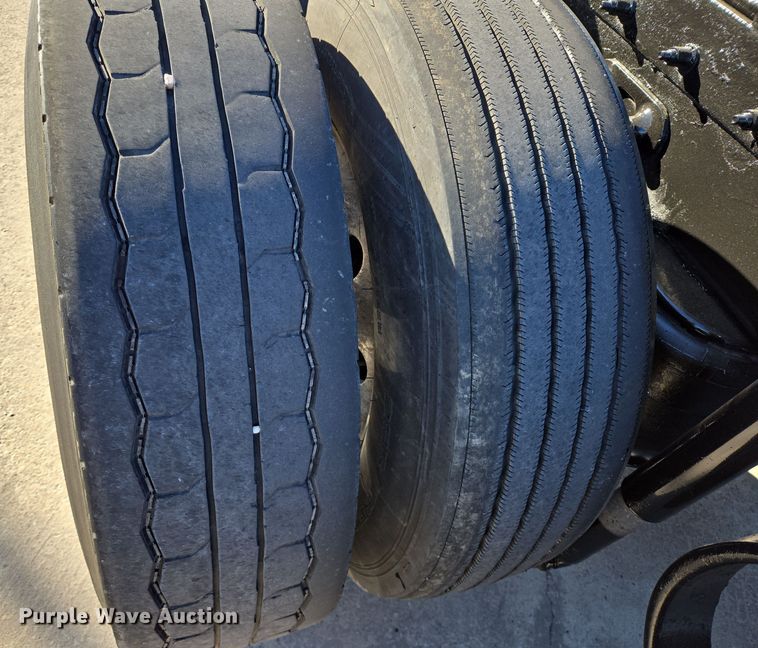 image for item DV1370 2009 Peterbilt 387 semi truck