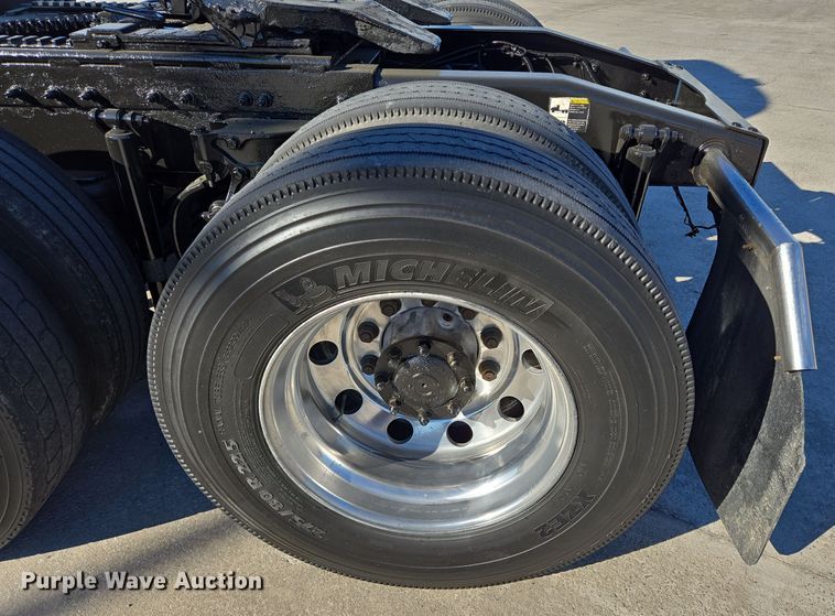 image for item DV1370 2009 Peterbilt 387 semi truck