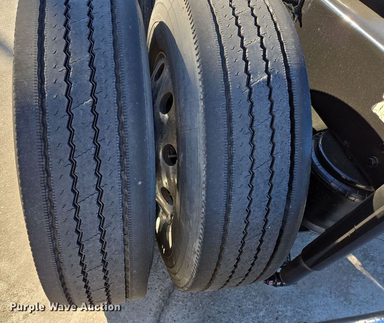 image for item DV1370 2009 Peterbilt 387 semi truck