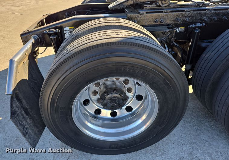 image for item DV1370 2009 Peterbilt 387 semi truck