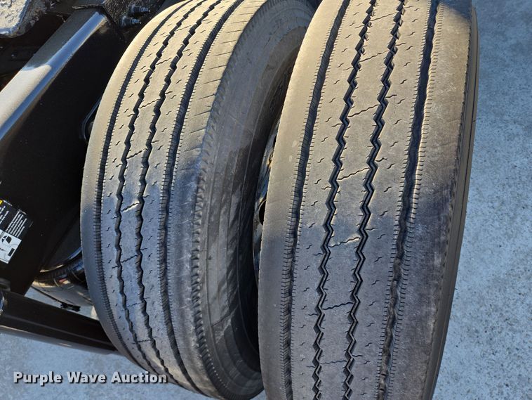 image for item DV1370 2009 Peterbilt 387 semi truck