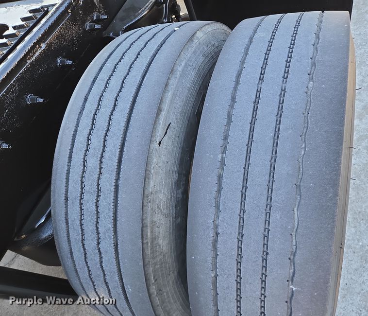 image for item DV1370 2009 Peterbilt 387 semi truck