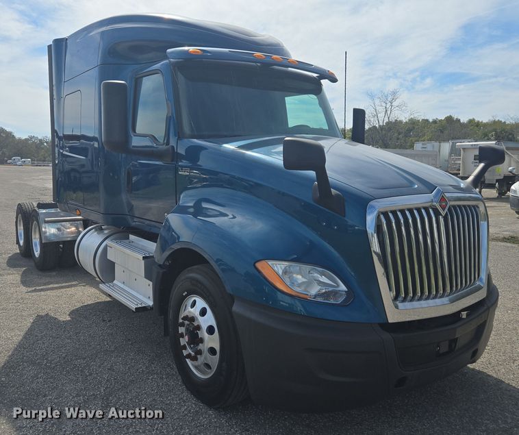 image for item DW1859 2018 International LT625 semi truck