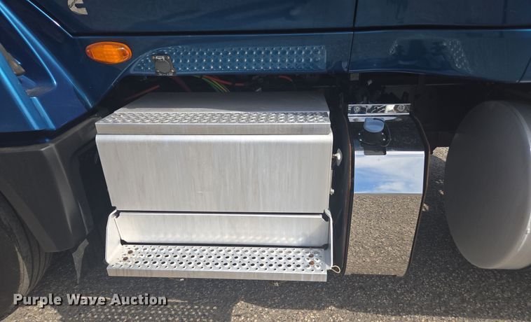 image for item DW1859 2018 International LT625 semi truck