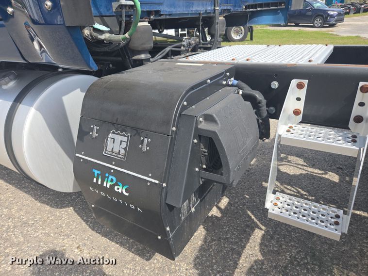 image for item DW1859 2018 International LT625 semi truck