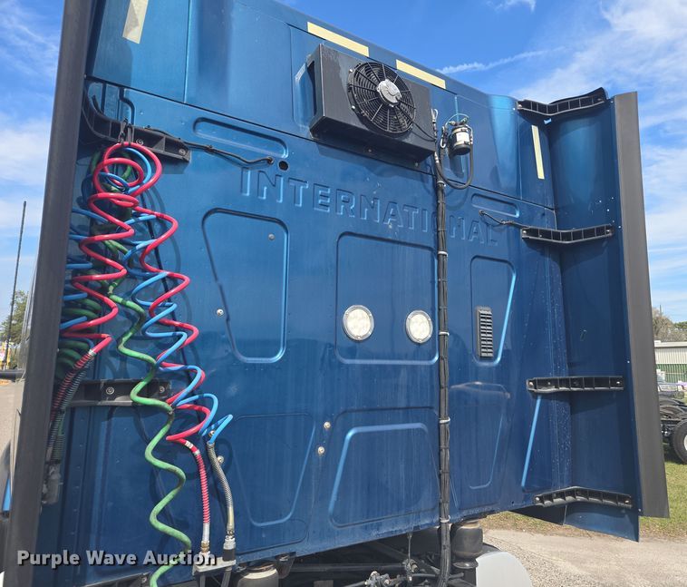 image for item DW1859 2018 International LT625 semi truck