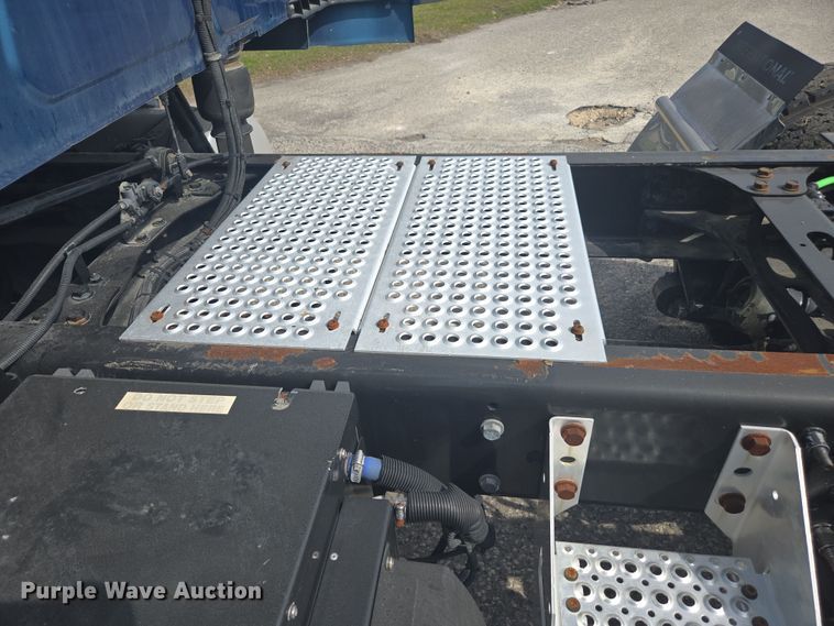 image for item DW1859 2018 International LT625 semi truck