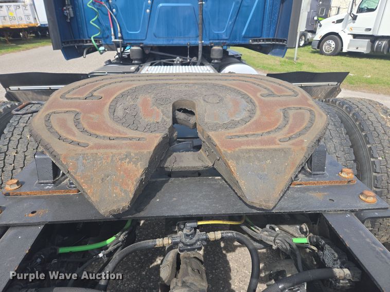 image for item DW1859 2018 International LT625 semi truck