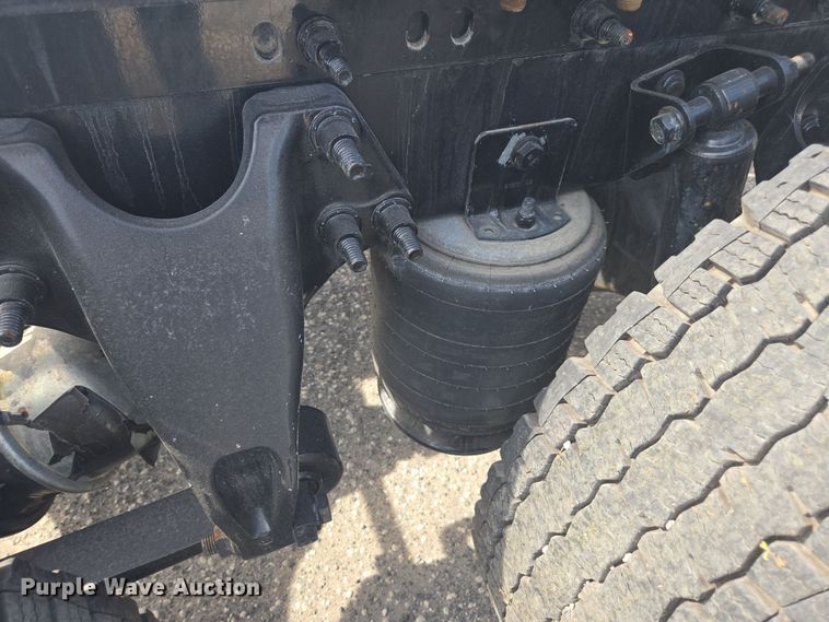 image for item DW1859 2018 International LT625 semi truck