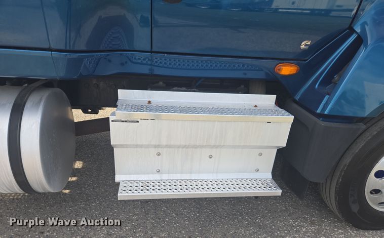 image for item DW1859 2018 International LT625 semi truck