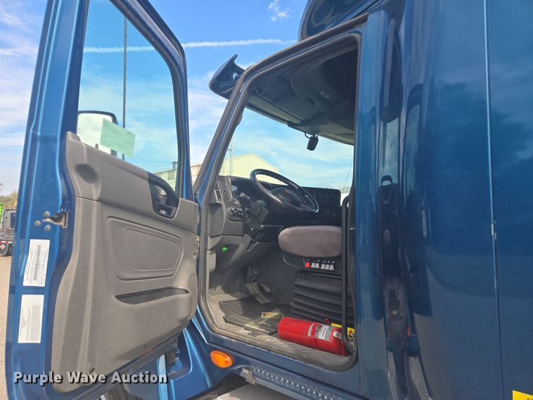 image for item DW1859 2018 International LT625 semi truck