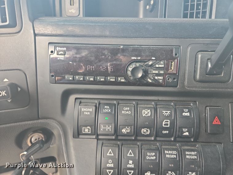 image for item DW1859 2018 International LT625 semi truck